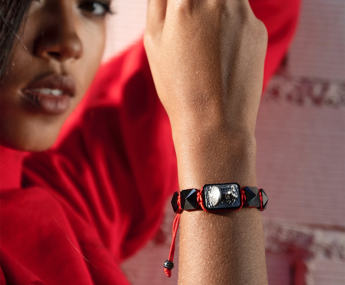 I Love Me bracelet with black ceramic and sculpture finished in anthracite color complemented with a red coloured cord.